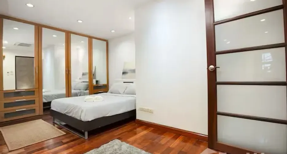 For sale 4 bedrooms townhouse in Watthana, Bangkok