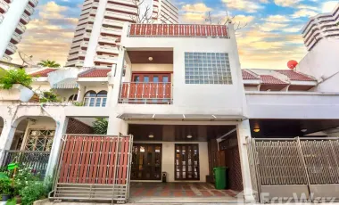 For sale 4 bedrooms townhouse in Watthana, Bangkok
