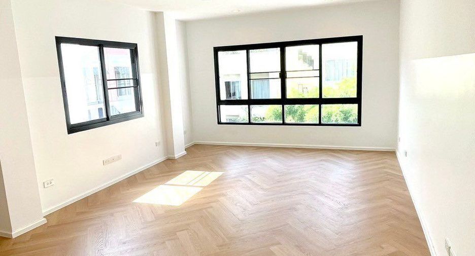 For sale and for rent 7 bedrooms townhouse in Phra Khanong, Bangkok