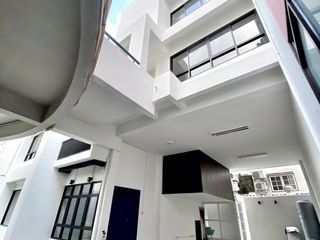 For sale and for rent 7 bedrooms townhouse in Phra Khanong, Bangkok