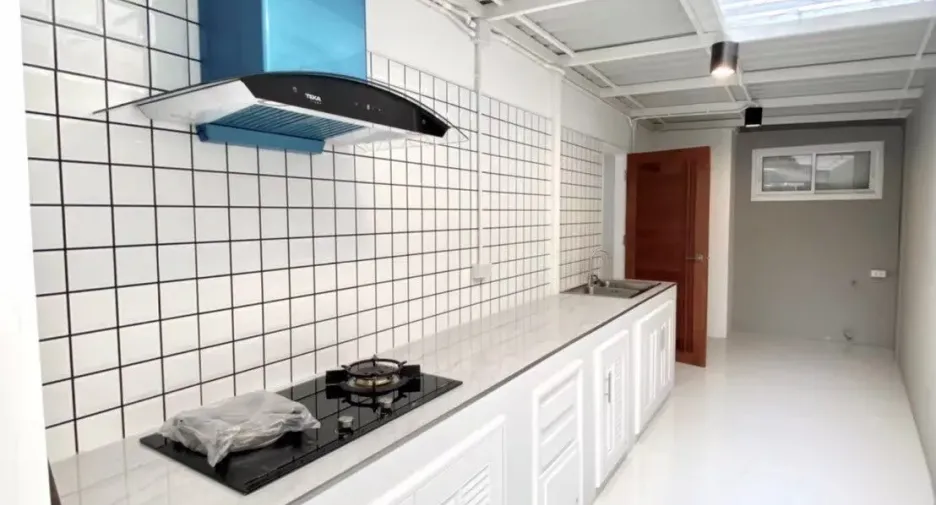 For sale そして for rent 7 ベッドルーム townhouse in Phra Khanong, Bangkok