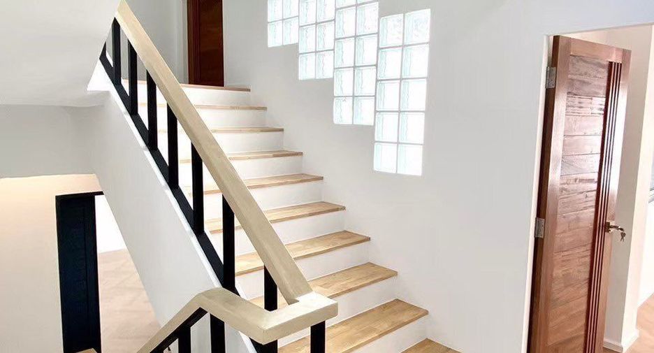 For sale and for rent 7 bedrooms townhouse in Phra Khanong, Bangkok