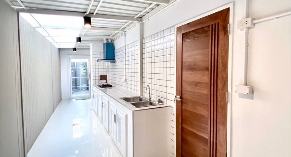 For sale and for rent 7 bedrooms townhouse in Phra Khanong, Bangkok