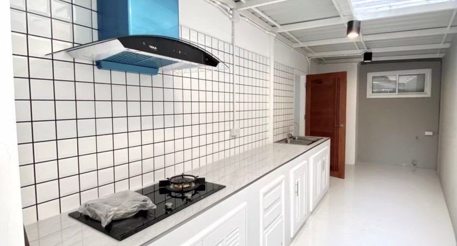 For sale and for rent 7 bedrooms townhouse in Phra Khanong, Bangkok
