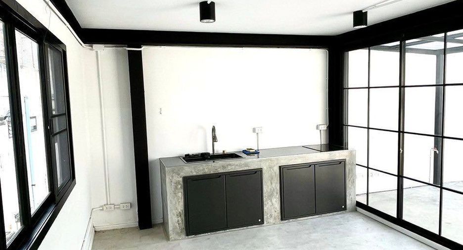 For sale and for rent 7 bedrooms townhouse in Phra Khanong, Bangkok