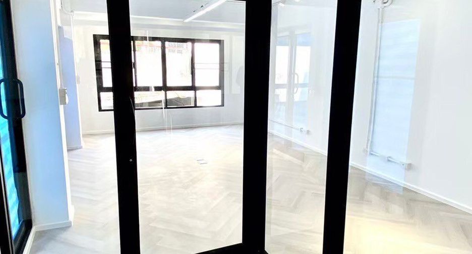 For sale and for rent 7 bedrooms townhouse in Phra Khanong, Bangkok