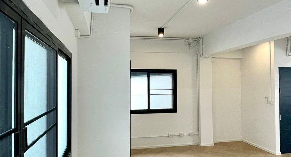 For sale and for rent 7 bedrooms townhouse in Phra Khanong, Bangkok
