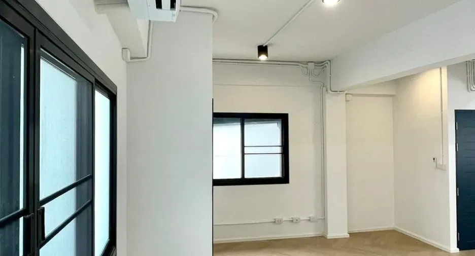 For sale そして for rent 7 ベッドルーム townhouse in Phra Khanong, Bangkok