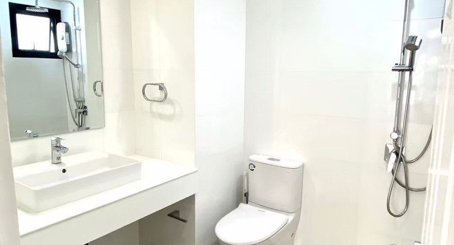 For sale and for rent 7 bedrooms townhouse in Phra Khanong, Bangkok