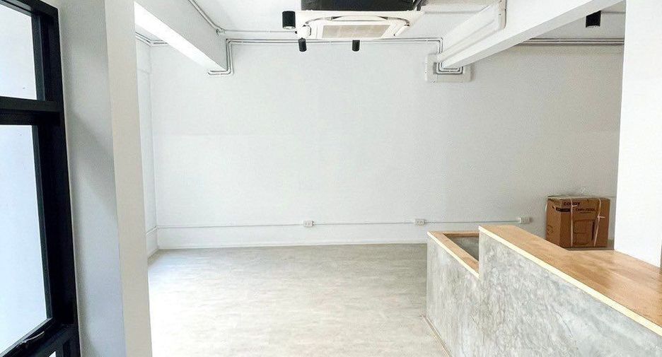 For sale and for rent 7 bedrooms townhouse in Phra Khanong, Bangkok