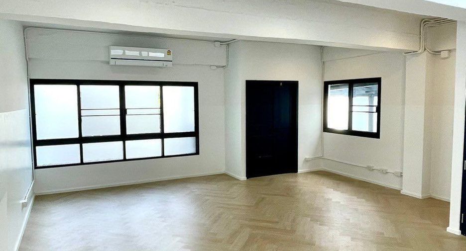 For sale and for rent 7 bedrooms townhouse in Phra Khanong, Bangkok