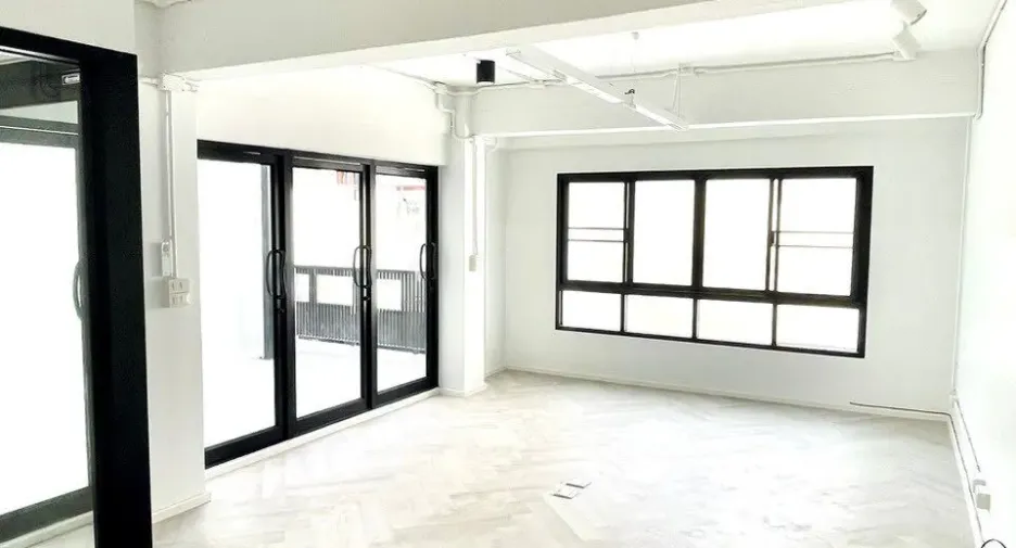 For sale そして for rent 7 ベッドルーム townhouse in Phra Khanong, Bangkok