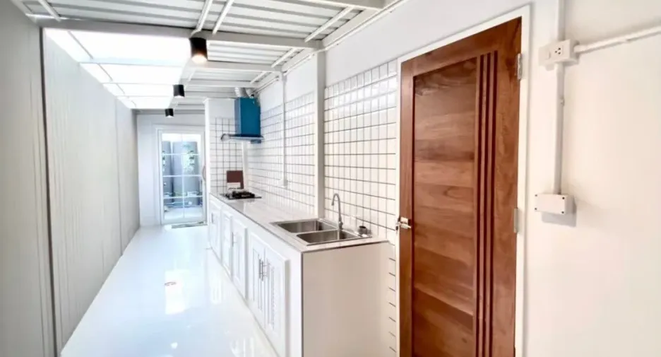 For sale そして for rent 7 ベッドルーム townhouse in Phra Khanong, Bangkok