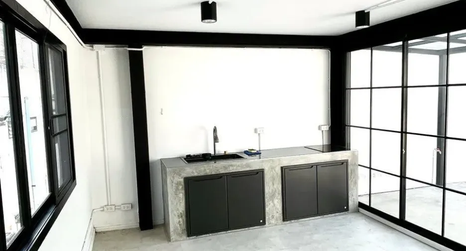 For sale そして for rent 7 ベッドルーム townhouse in Phra Khanong, Bangkok