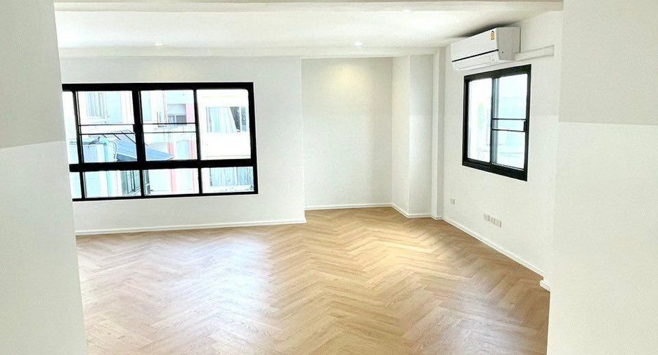 For sale そして for rent 7 ベッドルーム townhouse in Phra Khanong, Bangkok