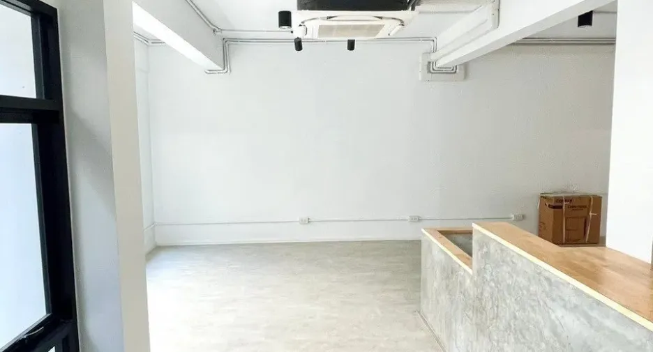 For sale そして for rent 7 ベッドルーム townhouse in Phra Khanong, Bangkok