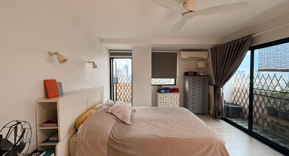 For sale 3 bedrooms condo in Watthana, Bangkok