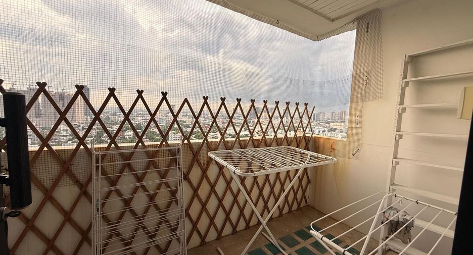 For sale 3 bedrooms condo in Watthana, Bangkok