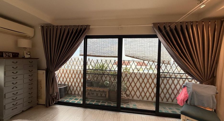 For sale 3 bedrooms condo in Watthana, Bangkok