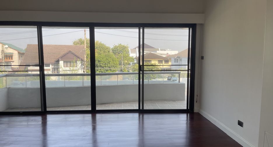 For sale 4 bedrooms house in Thawi Watthana, Bangkok