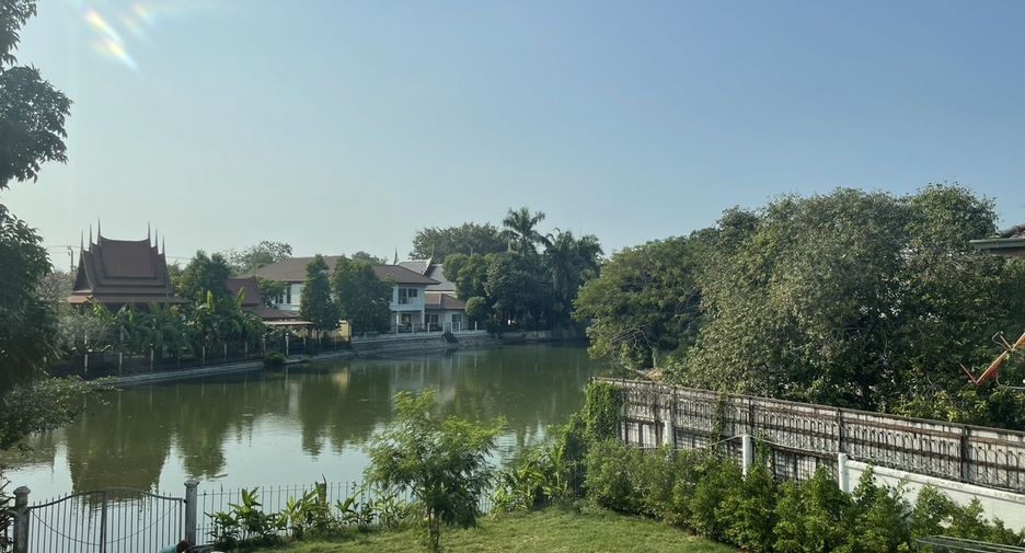 For sale 4 bedrooms house in Thawi Watthana, Bangkok