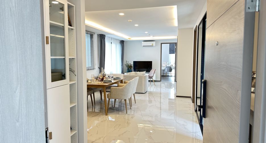 For sale 2 bedrooms condo in Phra Khanong, Bangkok