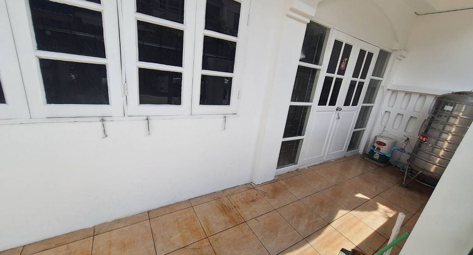 Casa adosada en alquiler de 3 habitaciones en Chom Thong, Bangkok