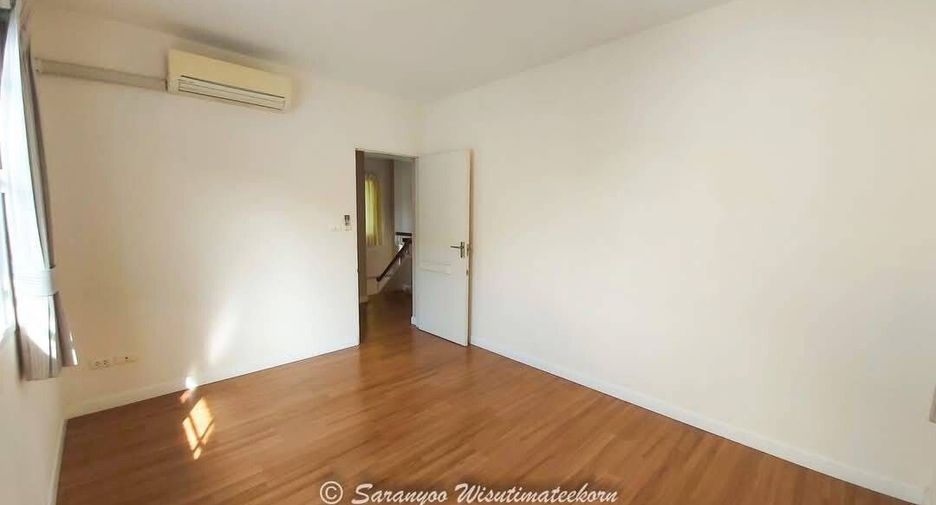For sale 3 bedrooms house in Bang Kapi, Bangkok