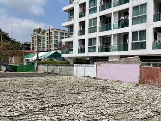 出售 土地 在 Phra Khanong, 曼谷