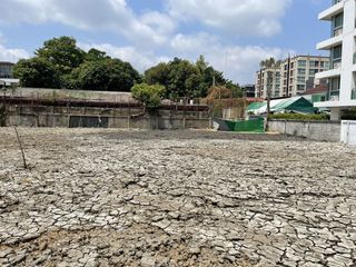 出售 土地 在 Phra Khanong, 曼谷