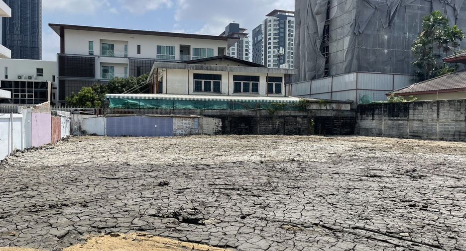 For sale land in Phra Khanong, Bangkok