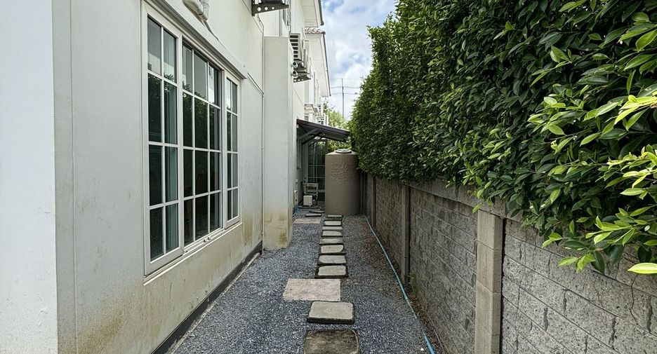 Casa en venta y en alquiler de 4 habitaciones en Chom Thong, Bangkok