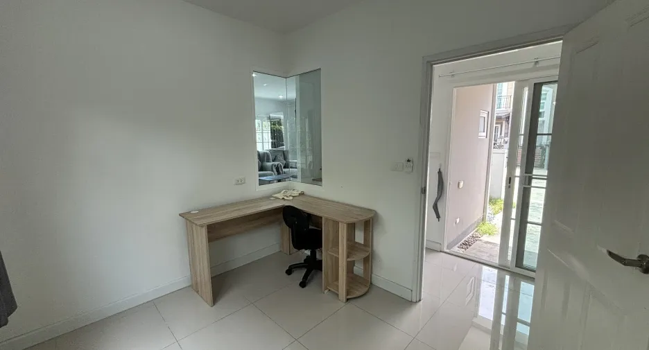 Casa en venta y en alquiler de 4 habitaciones en Chom Thong, Bangkok