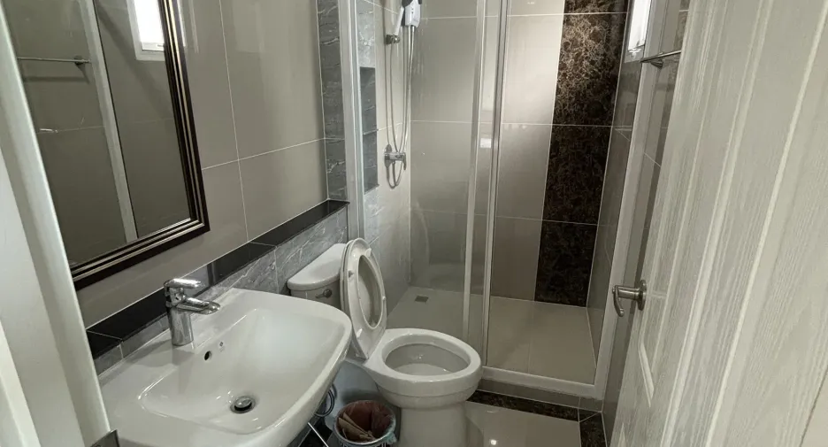 Casa en venta y en alquiler de 4 habitaciones en Chom Thong, Bangkok