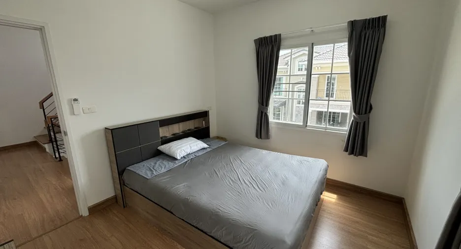 Casa en venta y en alquiler de 4 habitaciones en Chom Thong, Bangkok