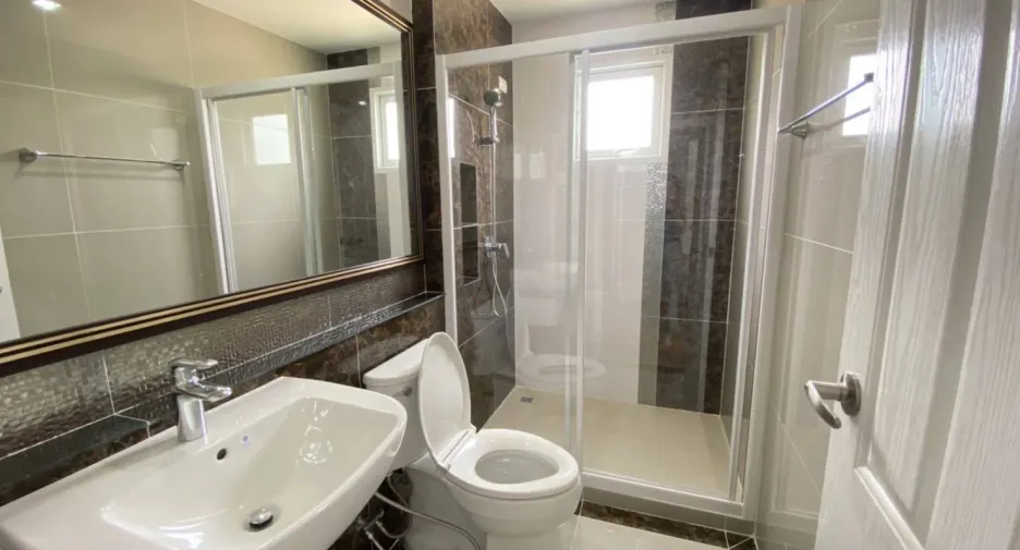 Casa en venta y en alquiler de 4 habitaciones en Chom Thong, Bangkok