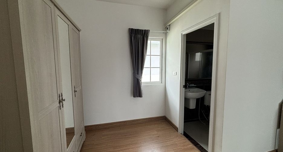 Casa en venta y en alquiler de 4 habitaciones en Chom Thong, Bangkok