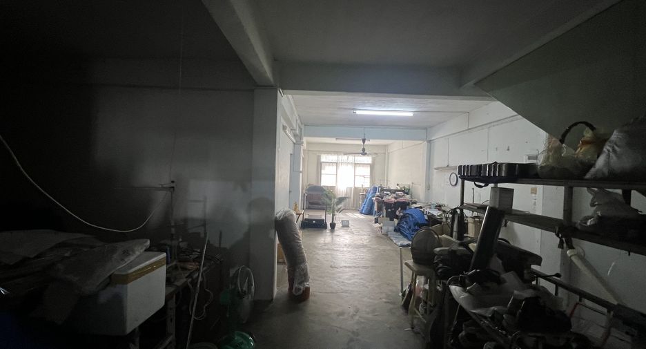 For sale 11 bedrooms retail Space in Huai Khwang, Bangkok