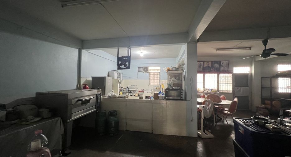 For sale 11 bedrooms retail Space in Huai Khwang, Bangkok