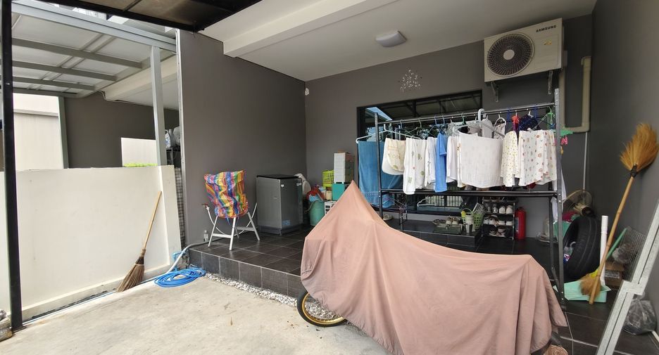 À vendre 2 chambres maison de ville à Phra Samut Chedi, Samut Prakan