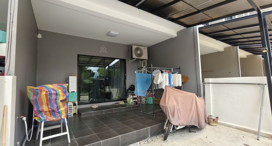 À vendre 2 chambres maison de ville à Phra Samut Chedi, Samut Prakan