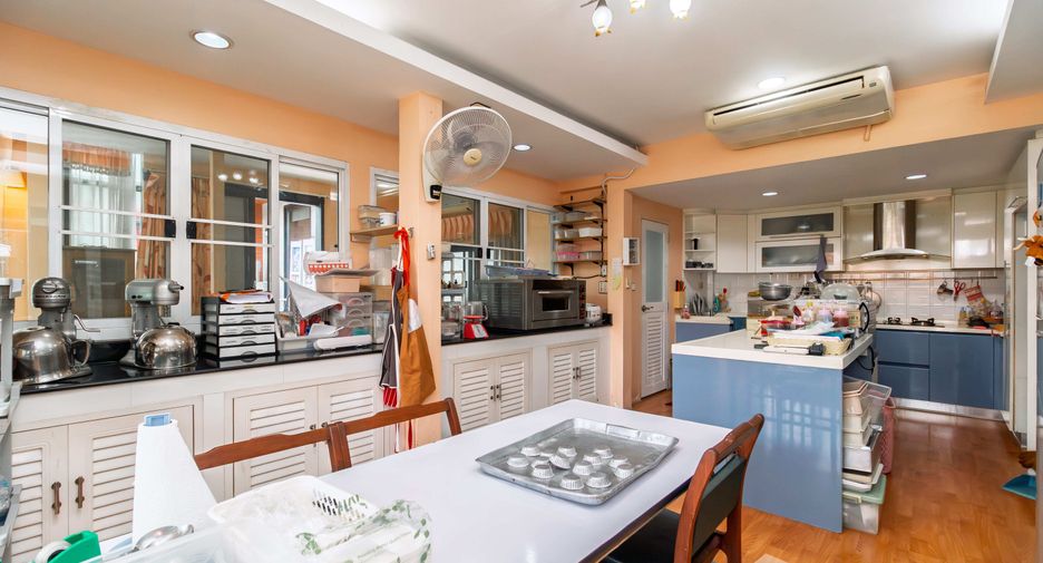 For sale and for rent 7 bedrooms house in Bang Khae, Bangkok