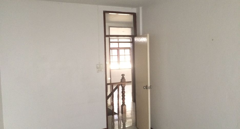 For rent 4 bedrooms townhouse in Don Mueang, Bangkok