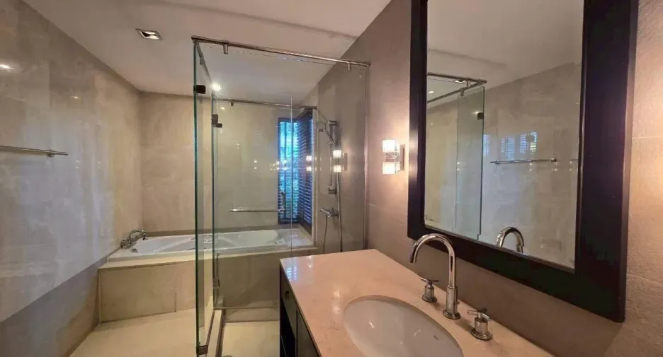 For sale and for rent 4 bedrooms condo in Sathon, Bangkok
