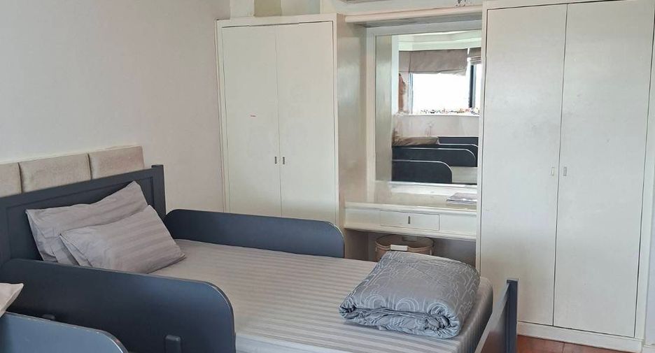 For sale 3 bedrooms condo in Khlong Toei, Bangkok