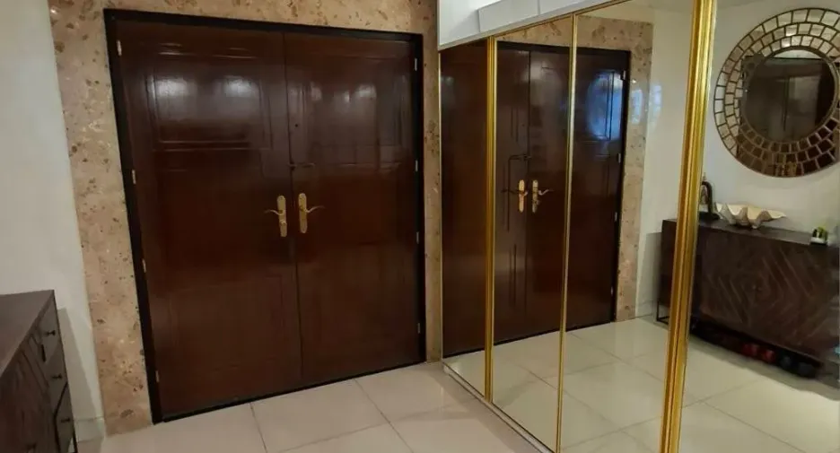 For sale 3 bedrooms condo in Khlong Toei, Bangkok