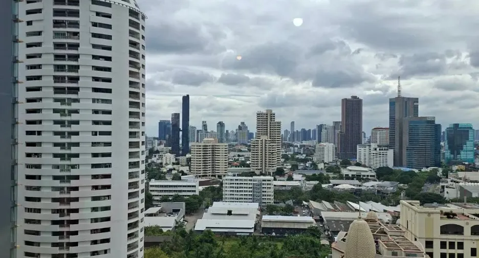 For sale 3 bedrooms condo in Khlong Toei, Bangkok