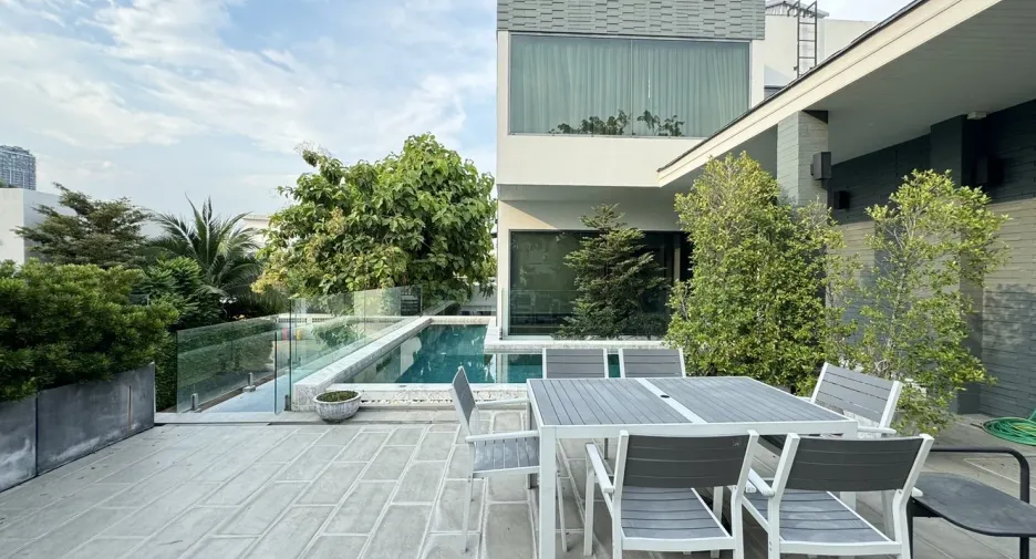 For sale 5 bedrooms house in Watthana, Bangkok