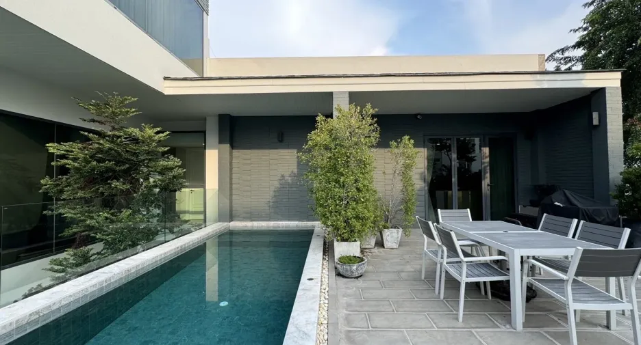 For sale 5 bedrooms house in Watthana, Bangkok