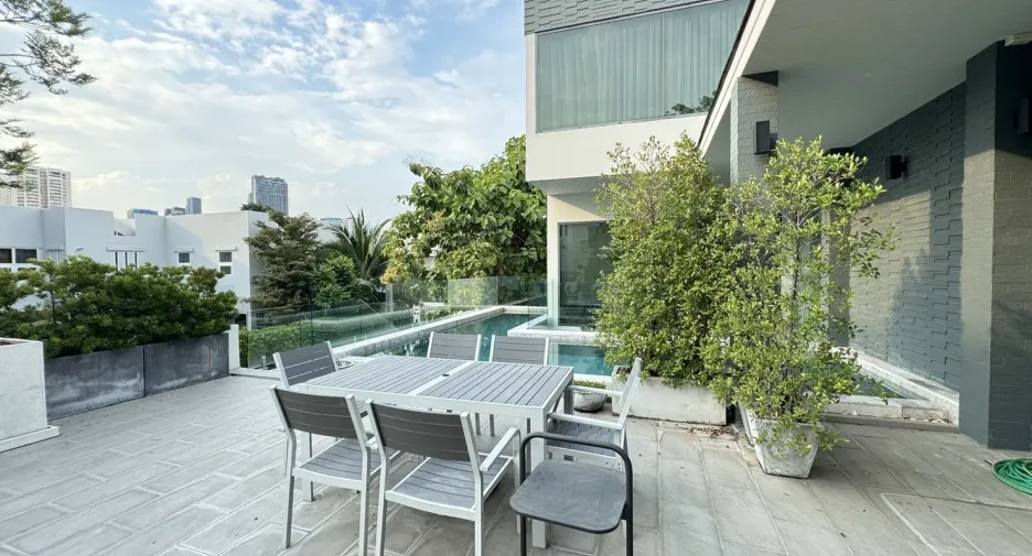 For sale 5 bedrooms house in Watthana, Bangkok